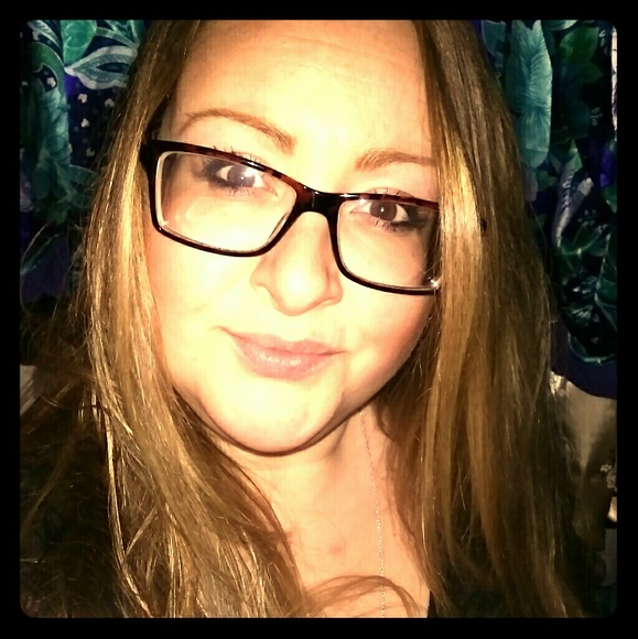 Meet your Posher, Stephanie - Picture 1 of 4